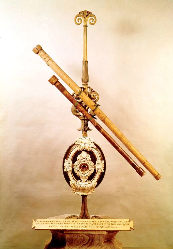Telescopio de Galileo, fabricado en 1609. Lentes de apenas una 1,5 pulgadas dentro de tubos de madera pudieron captar por primera vez las manchas solares, los planetas cercanos a La Tierra y nuestro satélite, La Luna. (Fotografía del Museo de historia de la ciencia de Florencia.) Telescopio de Galileo, fabricado en 1609. Lentes de apenas una 1,5 pulgadas dentro de tubos de madera pudieron captar por primera vez las manchas solares, los planetas cercanos a La Tierra y nuestro satélite, La Luna. (Fotografía del Museo de historia de la ciencia de Florencia.)