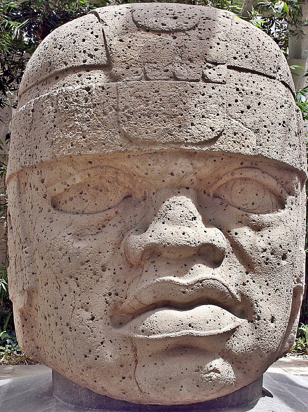 Las cabezas Olmecas ataviadas con cascos y dragones que podrían simbolizar artefactos voladores que lanzaban fuego. Las cabezas Olmecas ataviadas con cascos y dragones que podrían simbolizar artefactos voladores que lanzaban fuego.