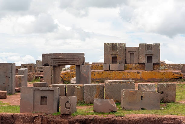 Puma Punku, del complejo monumental de Tiahuanaco en Bolivia Puma Punku, del complejo monumental de Tiahuanaco en Bolivia