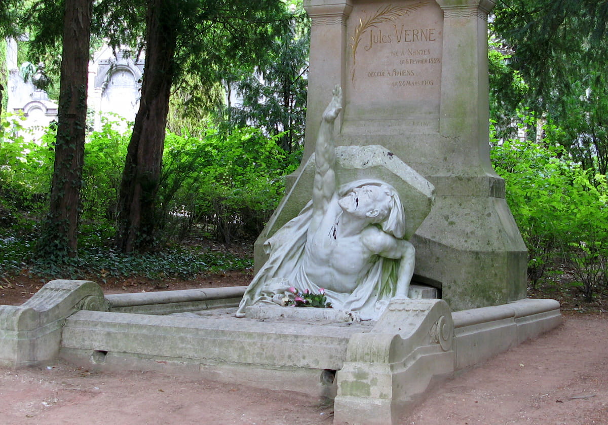La tumba de Julio Verne se halla en el cementerio «La Madeleine» en Amiens, Francia, una ciudad ubicada al noreste de París. La tumba de Julio Verne se halla en el cementerio «La Madeleine» en Amiens, Francia, una ciudad ubicada al noreste de París.