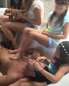 Esta imagen pertenece originalmente a una filtración de datos privados del teléfono celular de Hunter Biden, el hijo del presidente de los Estados Unidos, Joe Biden. Esta imagen pertenece originalmente a una filtración de datos privados del teléfono celular de Hunter Biden, el hijo del presidente de los Estados Unidos, Joe Biden.