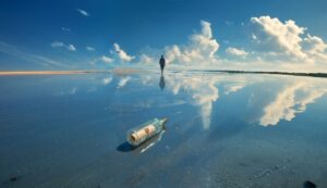 Como todas las mañanas de cada sábado, Memo solía caminar a la orilla de la playa...
