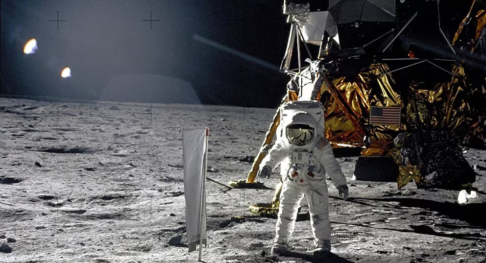La imagen muestra al astronauta Buzz Aldrin durante la misión Apolo 11, la primera en la historia en llevar seres humanos a la Luna.