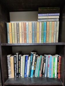 Libros de la colección "Realismo fantástico" y de parapsicología.