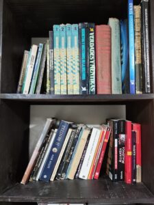 Enciclopedias, libros en gran formato y sobre Adolf Hitler y nazismo, entre otros...