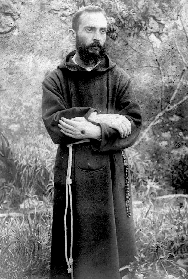 Un joven Padre Pío mostrando los estigmas (detalle de una fotografía del 19 de agosto de 1919) Un joven Padre Pío mostrando los estigmas (detalle de una fotografía del 19 de agosto de 1919)