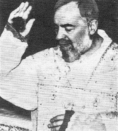 ESTIGMA. En esta rara fotografía del padre Pío puede observarse claramente el estigma de su mano derecha. ESTIGMA. En esta rara fotografía del padre Pío puede observarse claramente el estigma de su mano derecha.